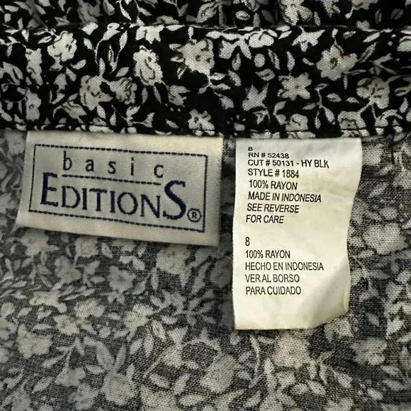 Black & White Ditsy Floral Collared Sleeveless Romper - Picture 7 of 8